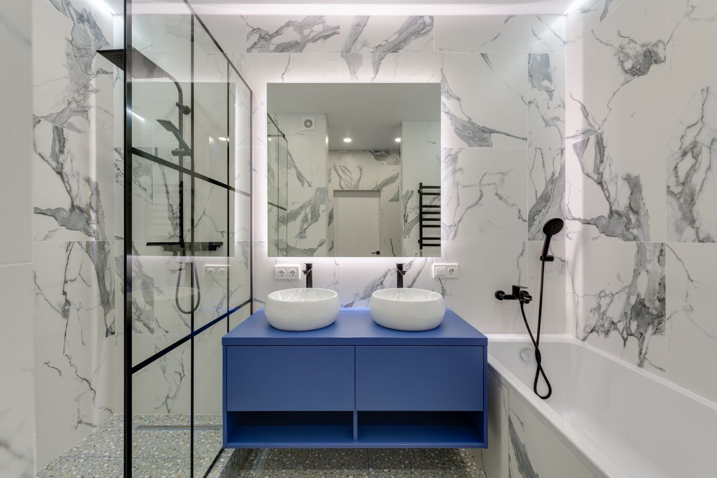 Salle de bain rénovée avec douche et baignoire
