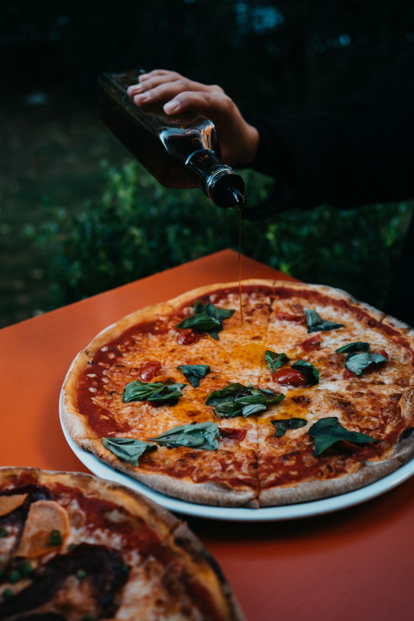 Pizza margherita au basilic frais