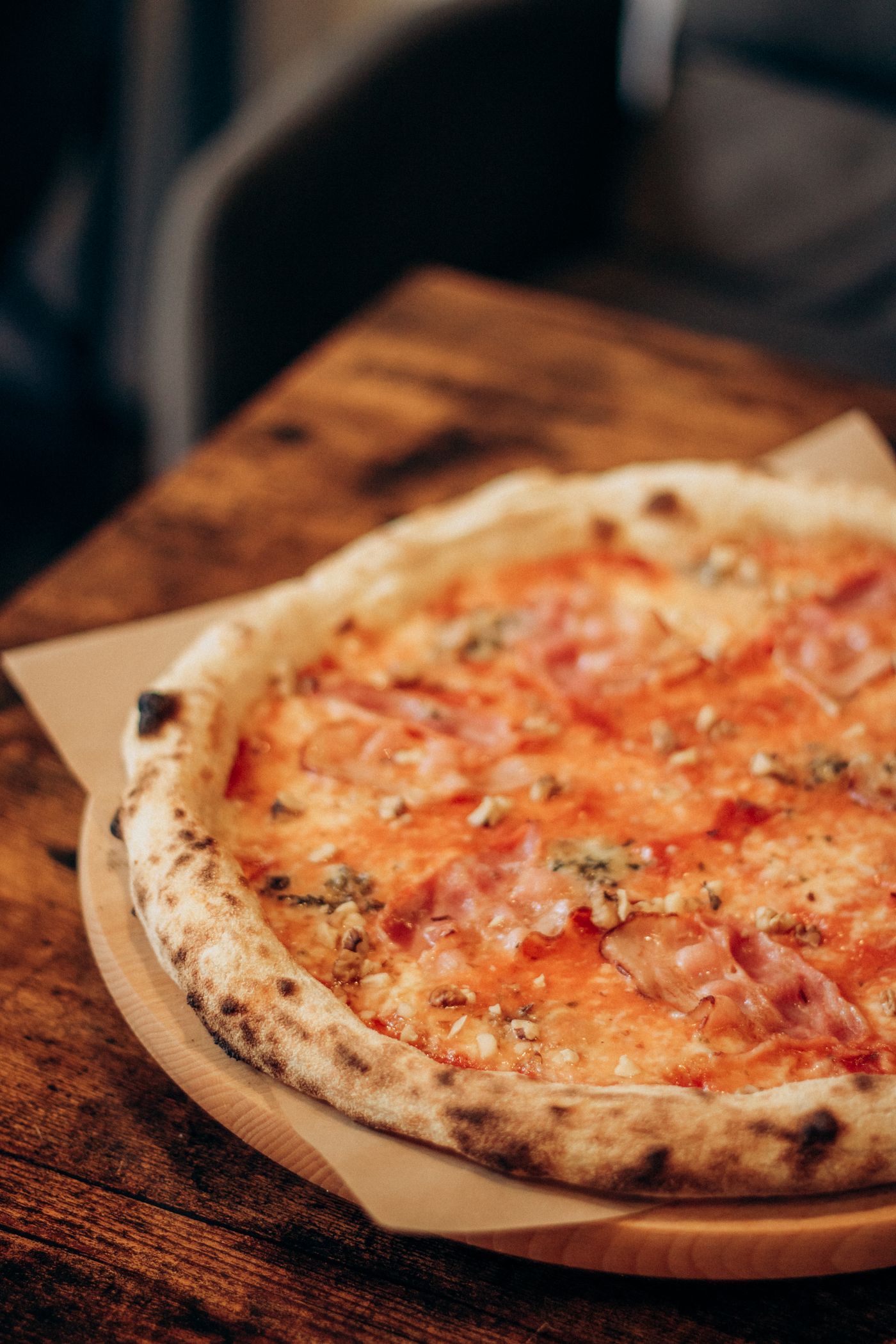Pizza au jambon cru et fromage