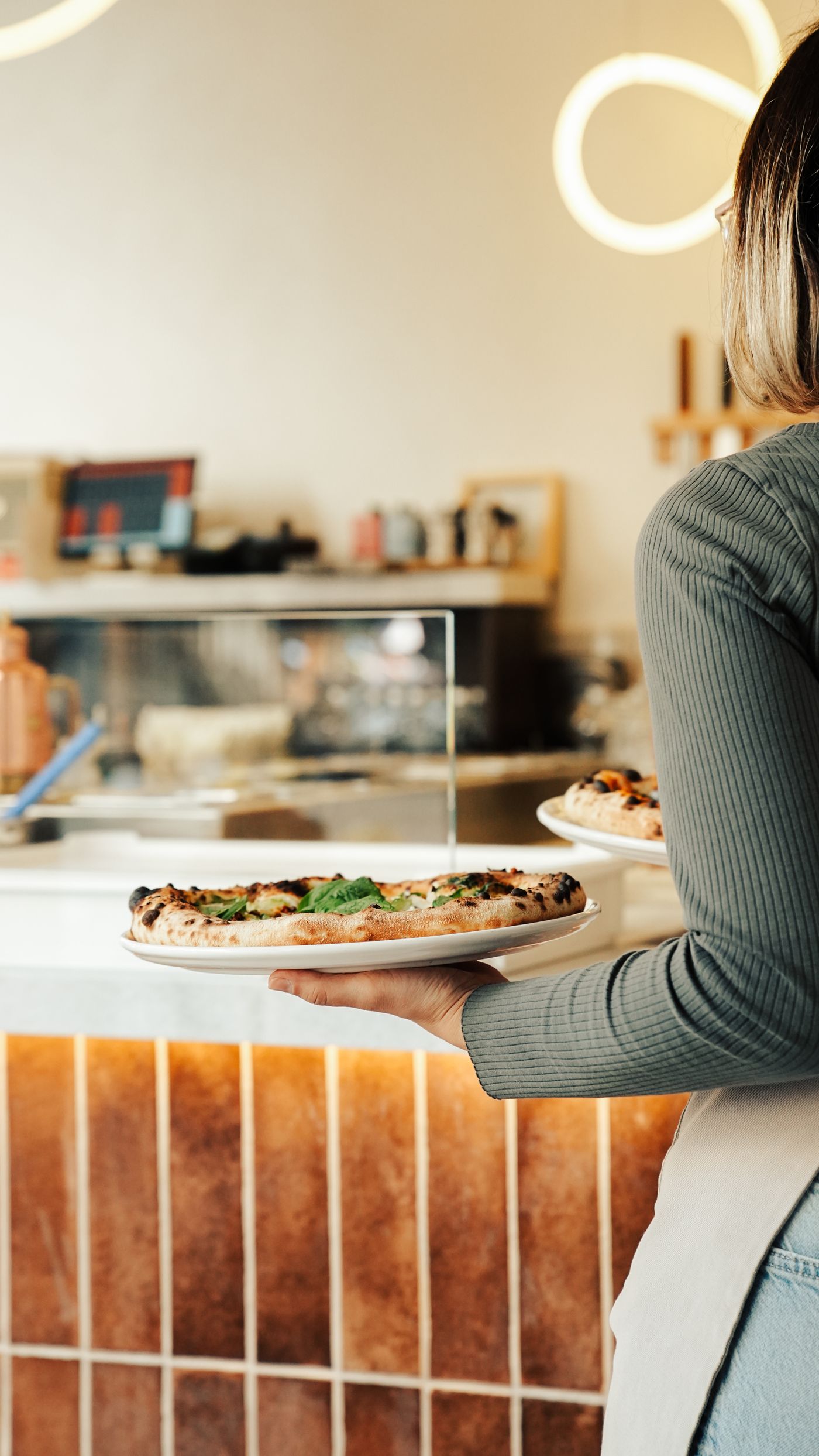 Service en salle dans une trattoria chaleureuse